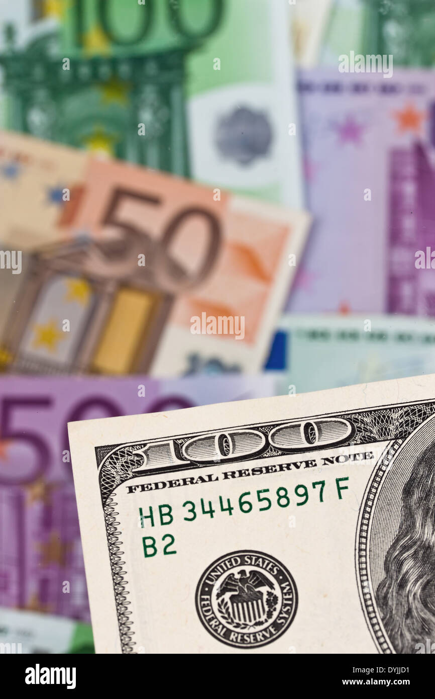 Notas del dólar y el euro. Diferencias de símbolo Euro Dólar, dólar und Euro Geldscheine. Símbolo Euro Dólar Differenzen Foto de stock