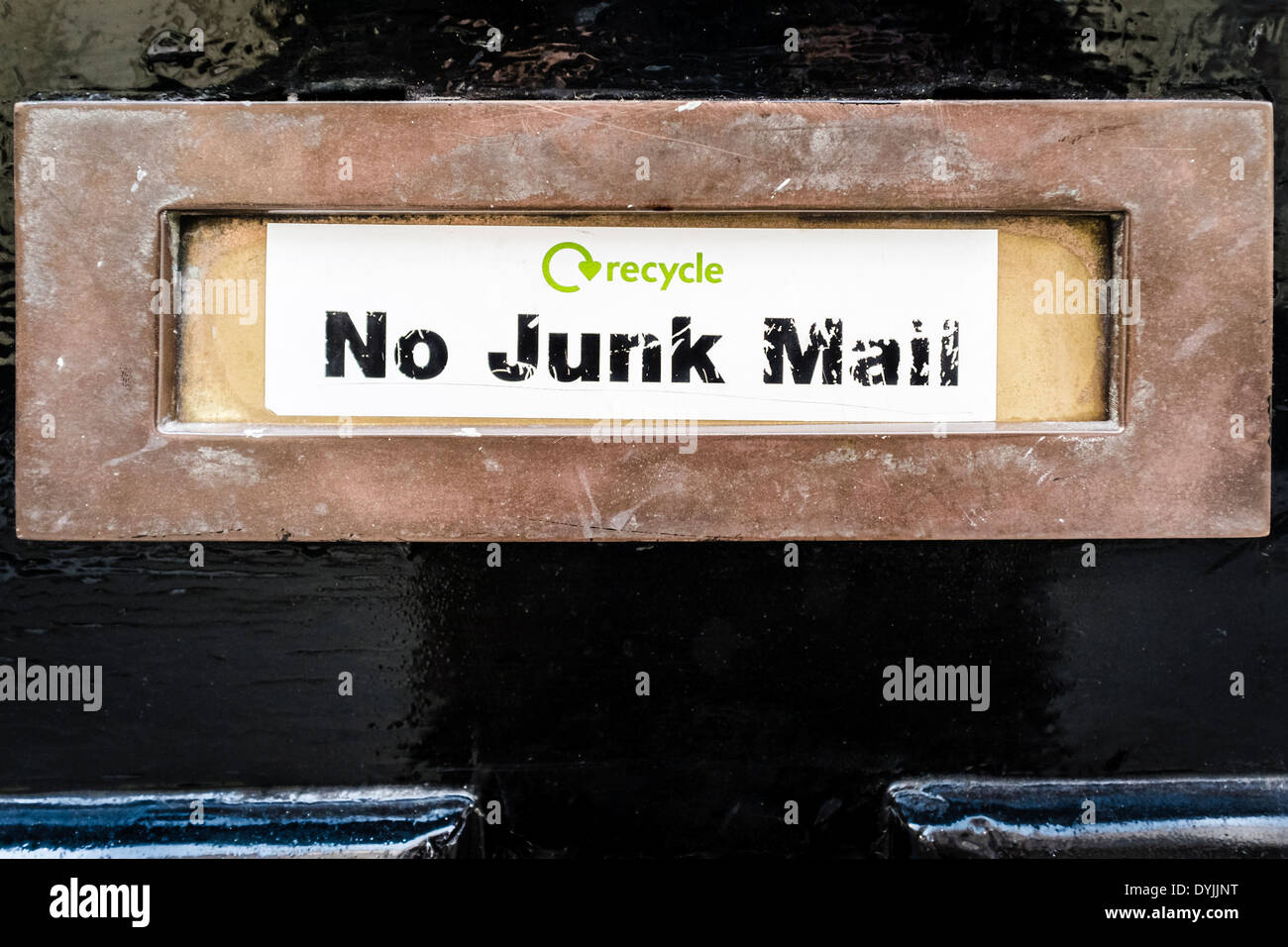 "No correo basura' etiqueta en letter box de puerta, London, UK Foto de stock