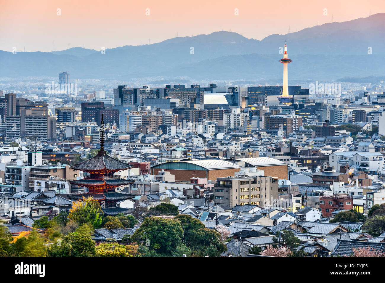Kyoto, Japón skyline al atardecer. Foto de stock