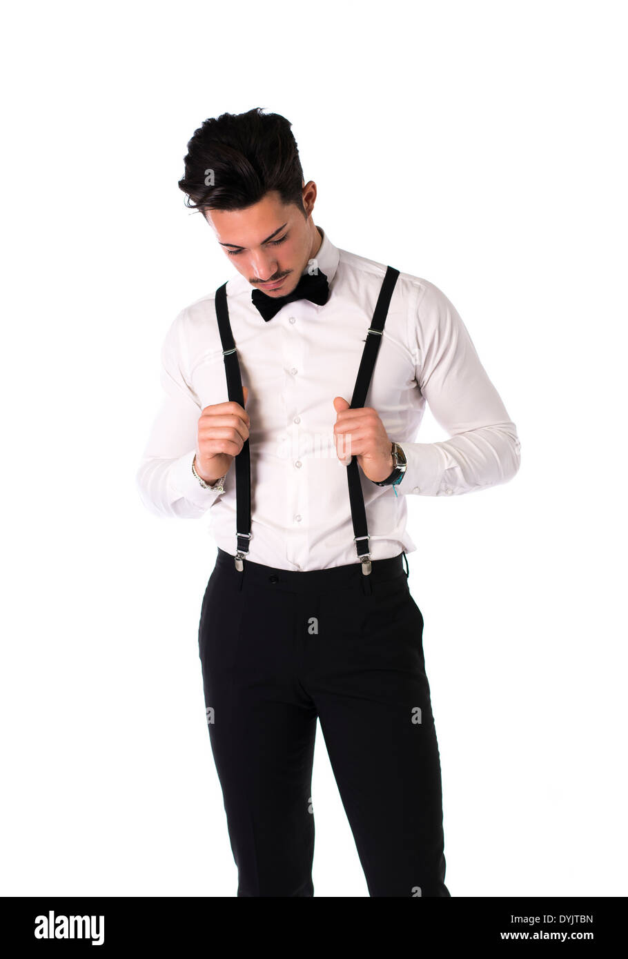 cinta columpio Acusación Guapo elegante joven con traje, pajarita y tirantes, aislado en blanco  Fotografía de stock - Alamy