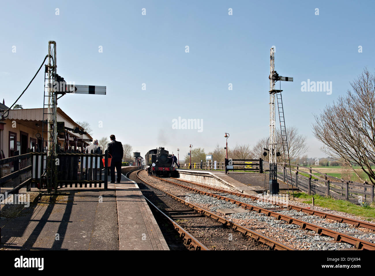 Estación Northiam en Kent y Sussex Oriental con el ferrocarril Wealden Pullman almuerzo especial en la plataforma de tren Foto de stock
