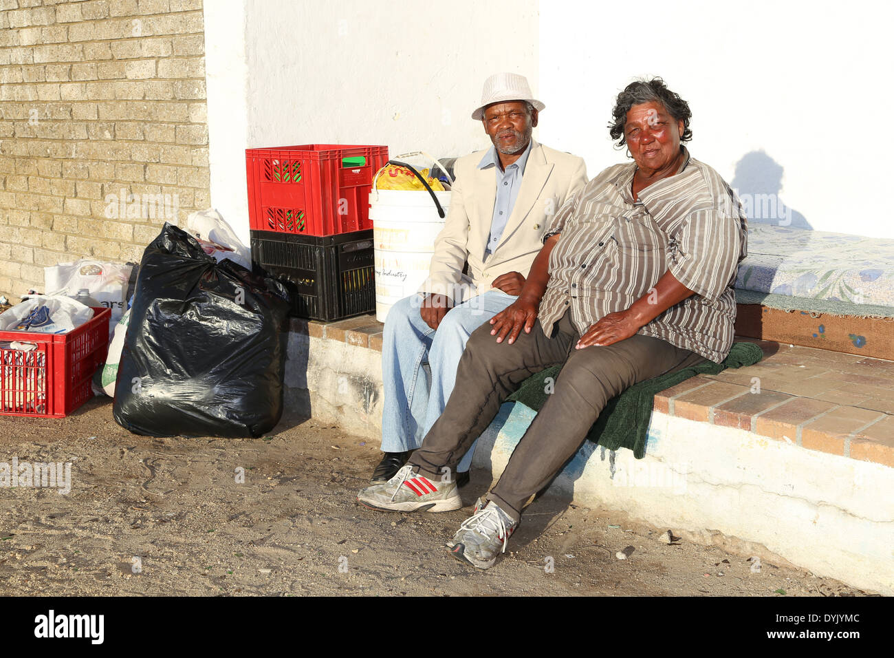 Ancianos indigentes sin hogar pareja de raza mixta en Ciudad del Cabo Fotografía de stock - Alamy Ancianos indigentes sin hogar pareja de raza mixta en Ciudad del Cabo Fotografía de stock - Alamy