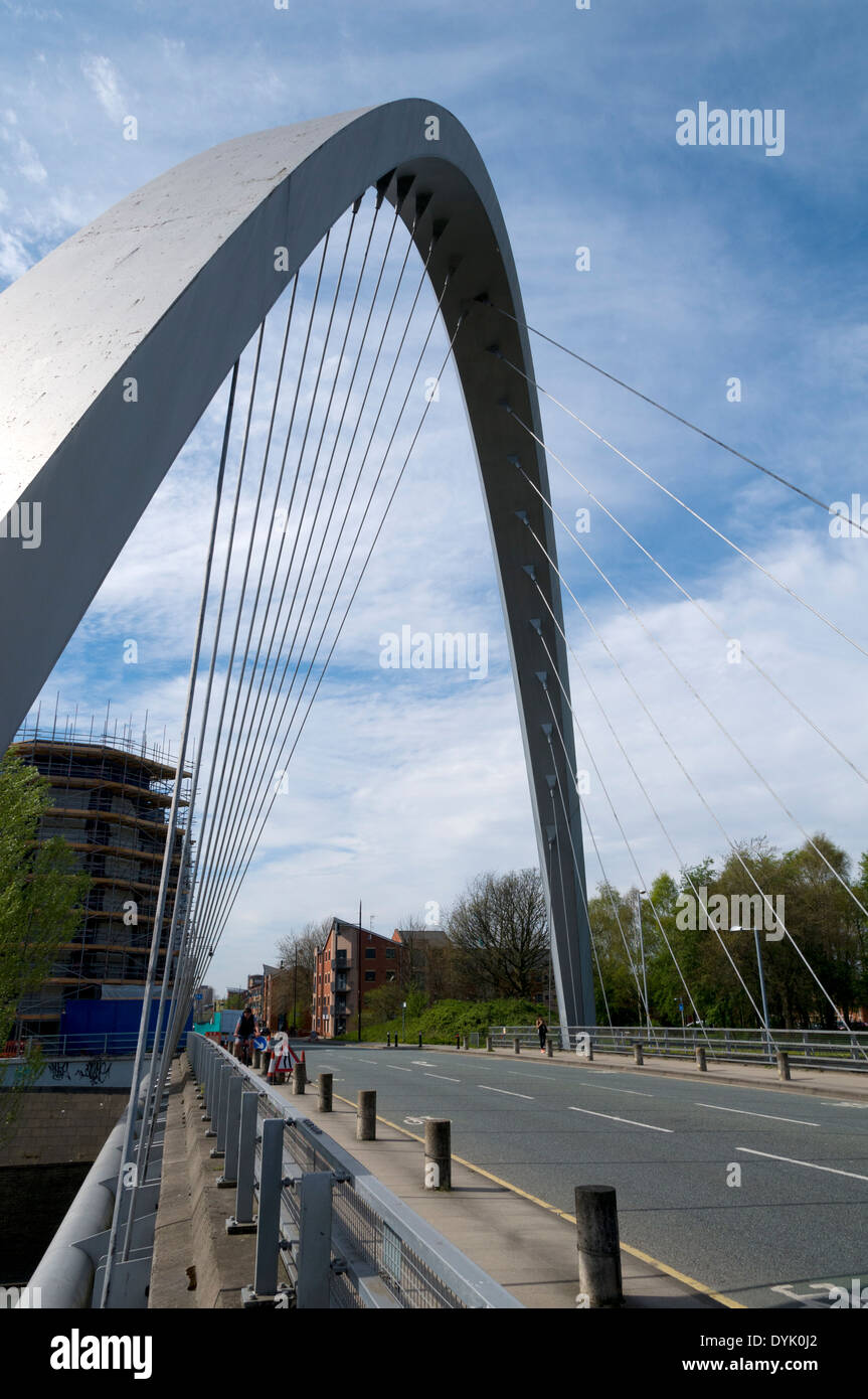 El puente de arco, Hulme Hulme, Stretford Road, Manchester, Inglaterra, Reino Unido. Diseñado por Chris Wilkinson Arquitectos Foto de stock