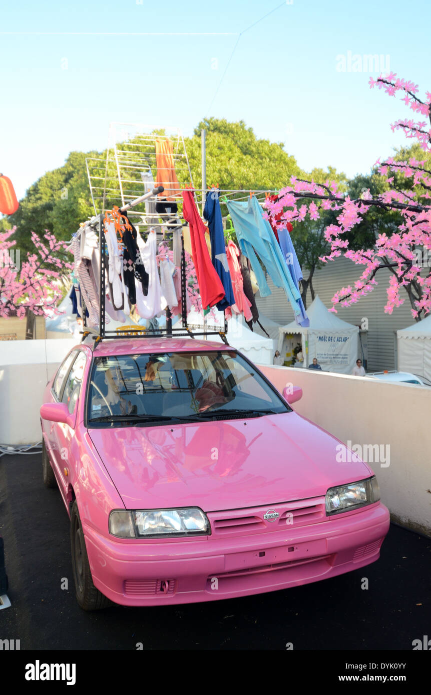 Nissan rosa flor rosa & secadora portátil conectado al coche. Gadget o Chindogu japoneses inútiles. Foto de stock