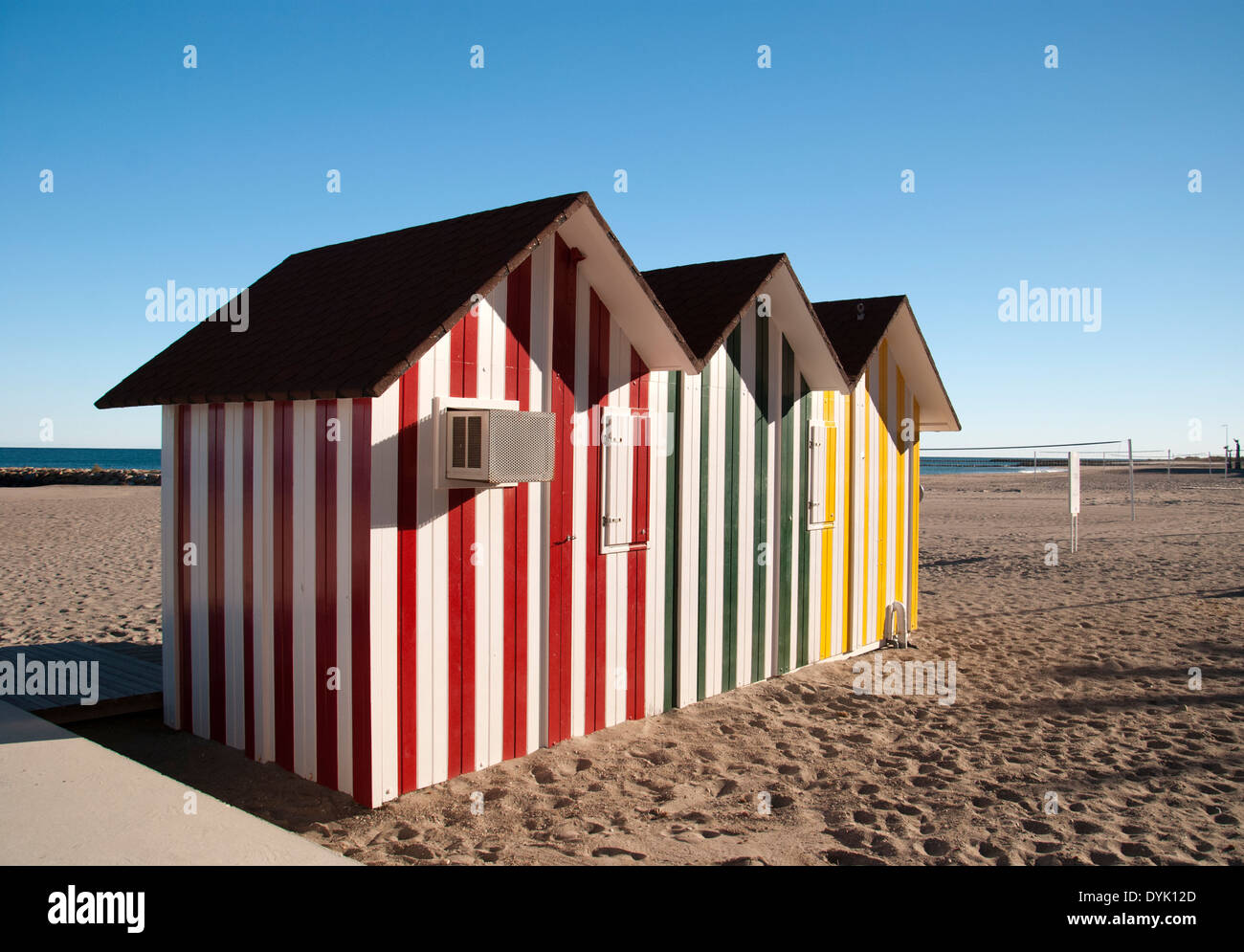 Cabañas en la playa de color Foto de stock