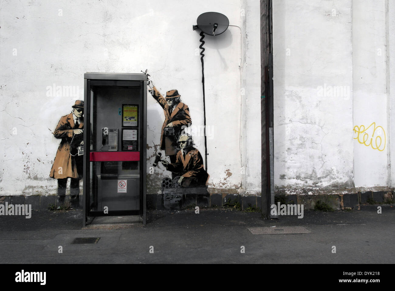 Esta obra de arte de la calle se considera por Banksy, dispone de agentes  de espionaje se agolparon alrededor de una cabina telefónica. Se cr  Fotografía de stock - Alamy