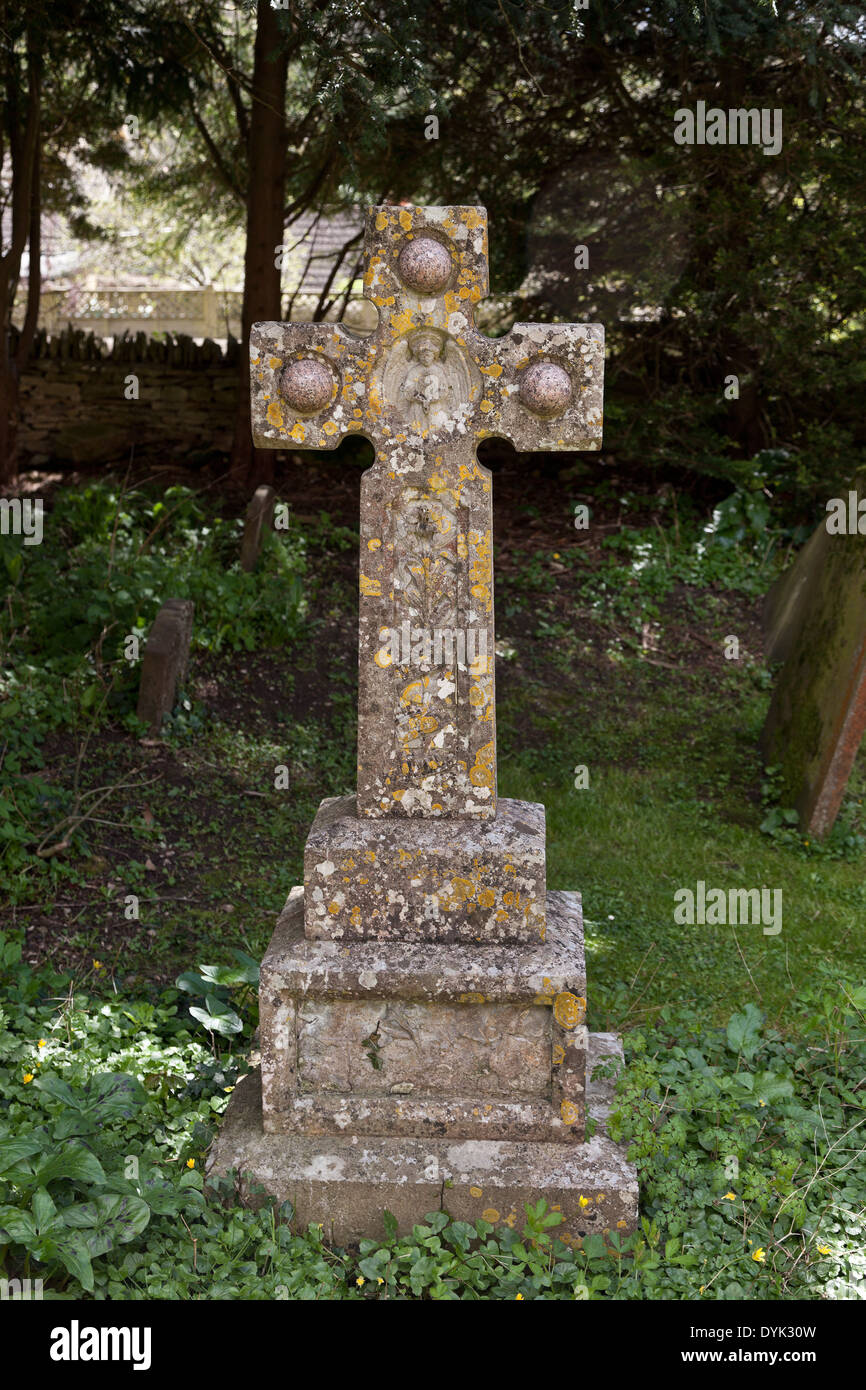 Tumba de piedra de Cotswold lápida cruz, cubierto de líquenes Foto de stock