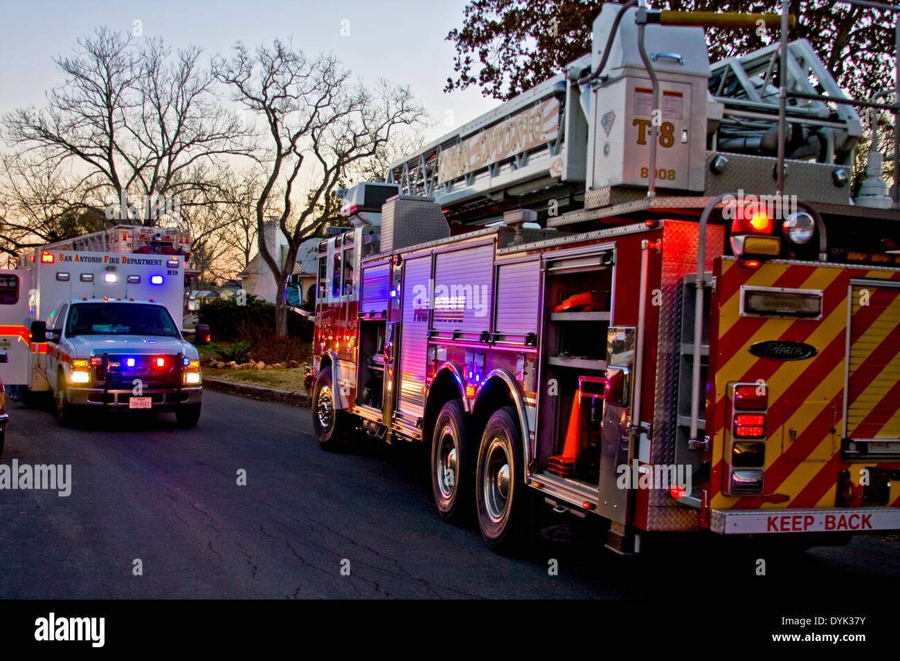 Camión de bomberos y ambulancias en llamada de emergencia. Foto de stock