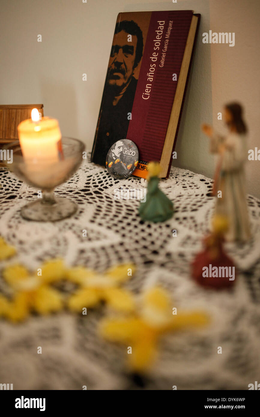 Aracataca, Colombia. 20 abr, 2014. Un libro y una imagen del difunto escritor colombiano Gabriel García Márquez, permanecer en el altar, en la localidad de Aracataca, departamento del Magdalena, Colombia, el 20 de abril de 2014. El escritor colombiano y premio Nobel de Literatura, Gabriel García Márquez, murió el 17 de abril en su casa en la Ciudad de México a la edad de 87 años. © Jhon Paz/Xinhua/Alamy Live News Foto de stock