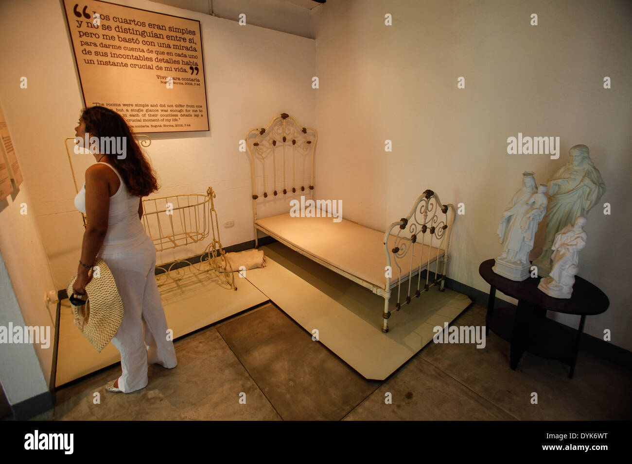 Aracataca, Colombia. 20 abr, 2014. Una mujer visita la antigua casa del difunto escritor colombiano Gabriel García Márquez, en la localidad de Aracataca, departamento del Magdalena, Colombia, el 20 de abril de 2014. El escritor colombiano y premio Nobel de Literatura, Gabriel García Márquez, murió el 17 de abril en su casa en la Ciudad de México a la edad de 87 años. © Jhon Paz/Xinhua/Alamy Live News Foto de stock