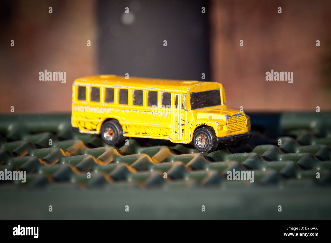 Autobús escolar de juguete amarillo fotografías e imágenes de alta  resolución - Alamy