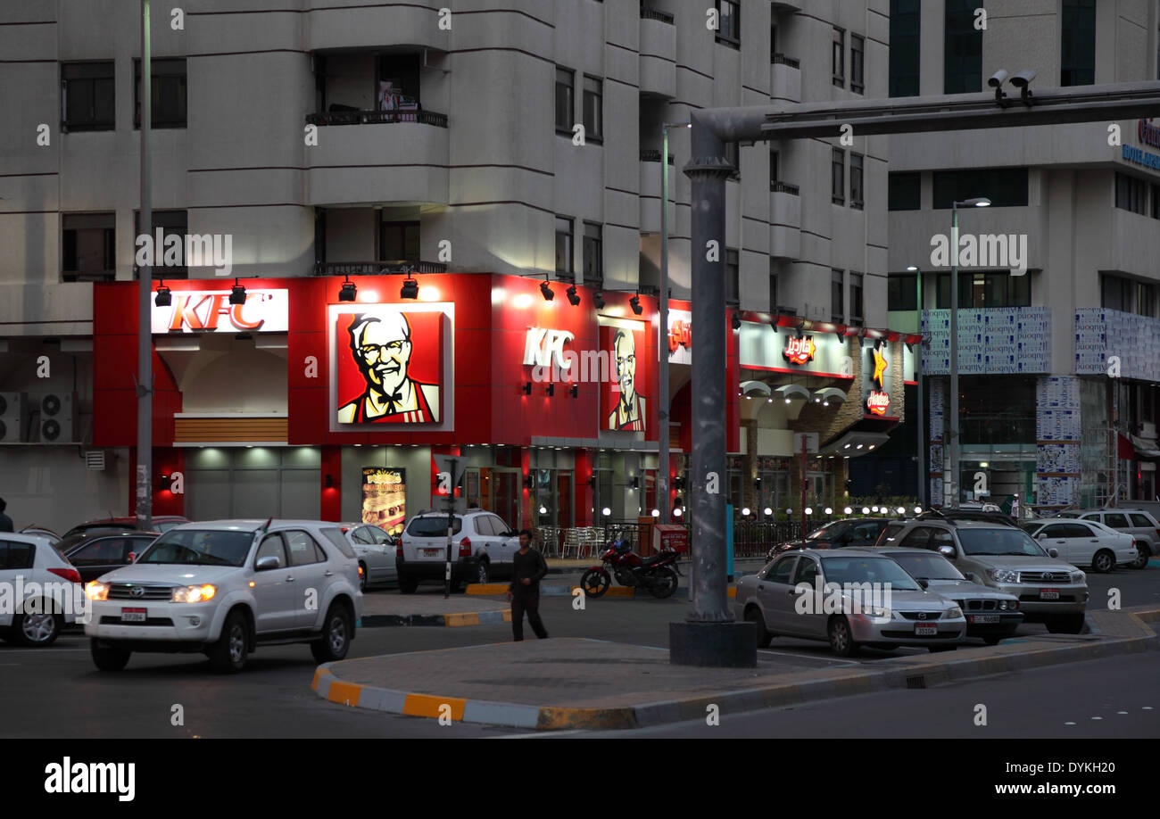 Restaurante de comida rápida en la ciudad de Abu Dhabi, Emiratos Árabes Unidos Foto de stock