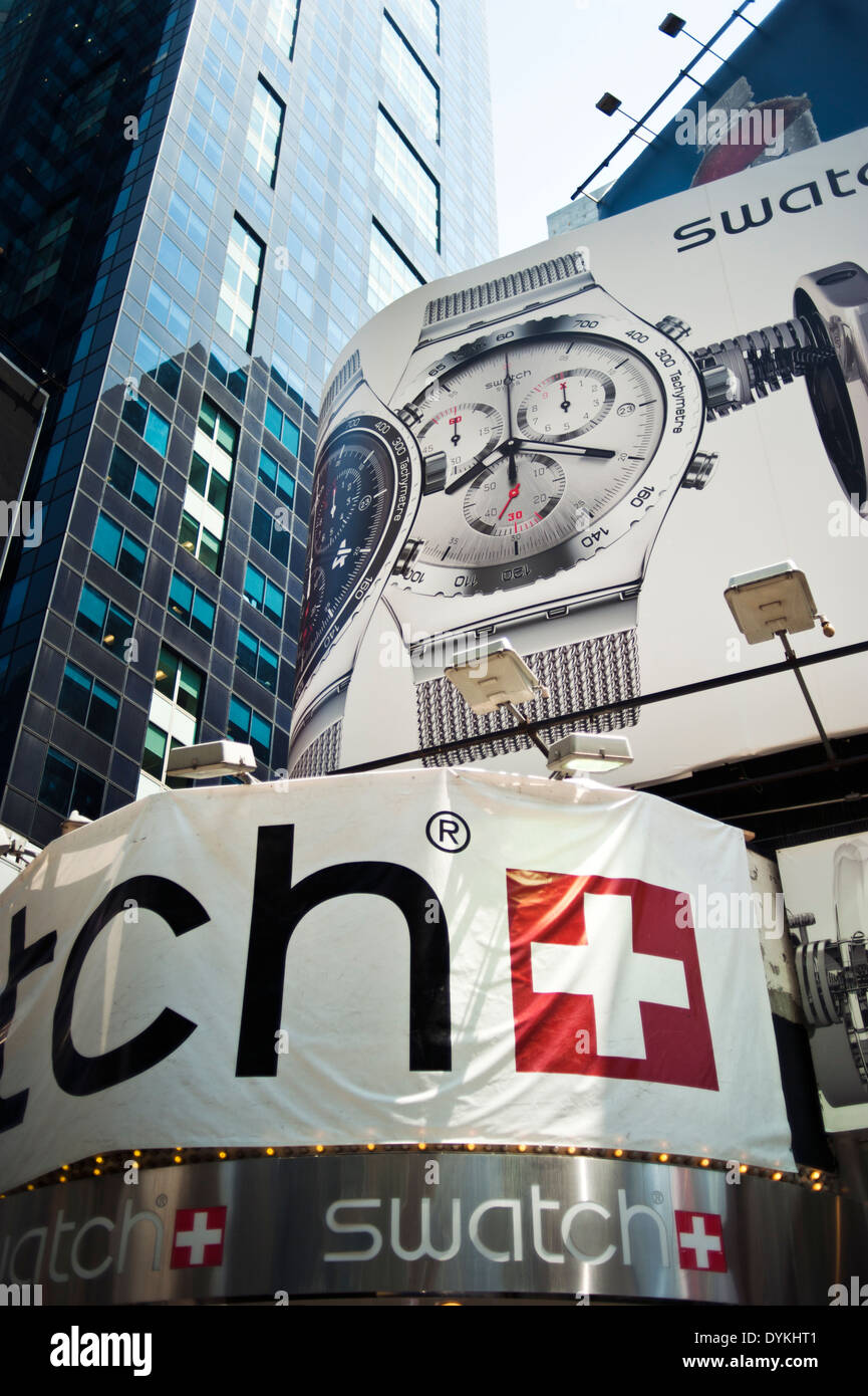 Las vallas y edificios luces brillantes, anuncio de relojes Swatch en Times  Square de Nueva York Fotografía de stock - Alamy