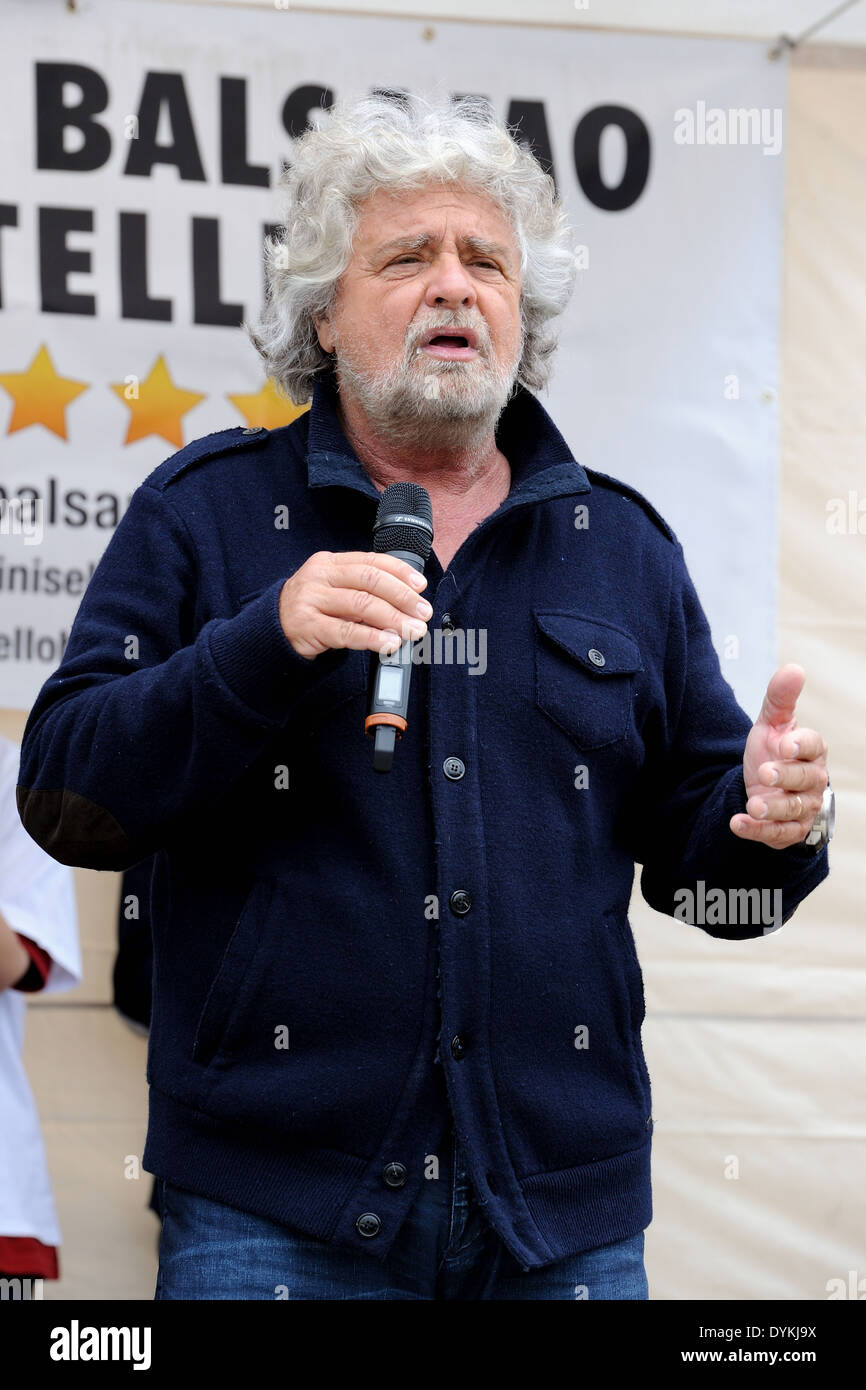 Beppe Grillo durante una reunión política en una plaza (cinco estrellas de movimiento). Foto de stock