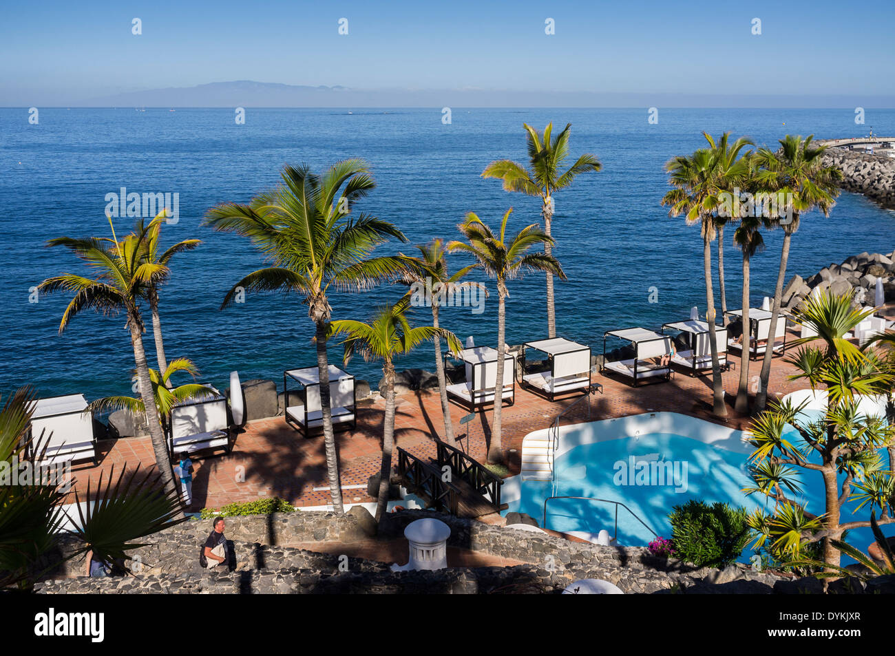 Zona de solarium y piscina frente al mar en el Palms Hotel Jardin Tropical  de Las Américas, Tenerife, Islas Canarias, España Fotografía de stock -  Alamy