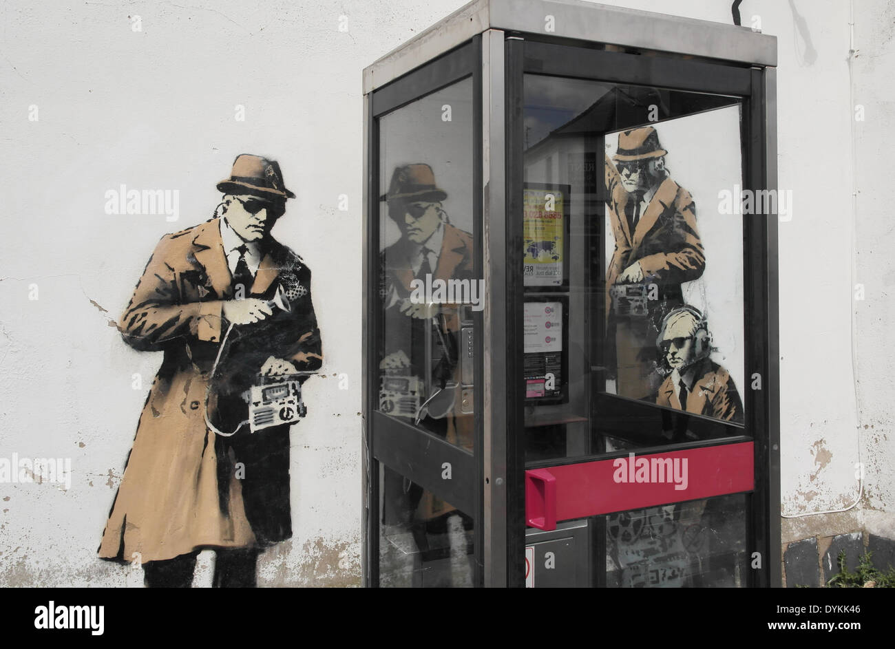 Esta obra de arte de la calle se considera por Banksy, dispone de agentes  de espionaje se agolparon alrededor de una cabina telefónica. Fue creado en  Cheltenham, que es también el hogar