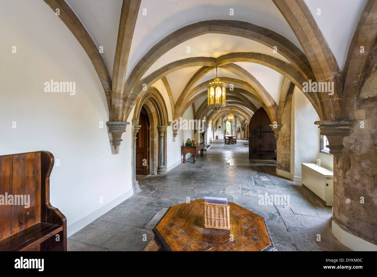Hall de entrada en el Palacio del Obispo, Wells, Somerset, Inglaterra, Reino Unido. Foto de stock