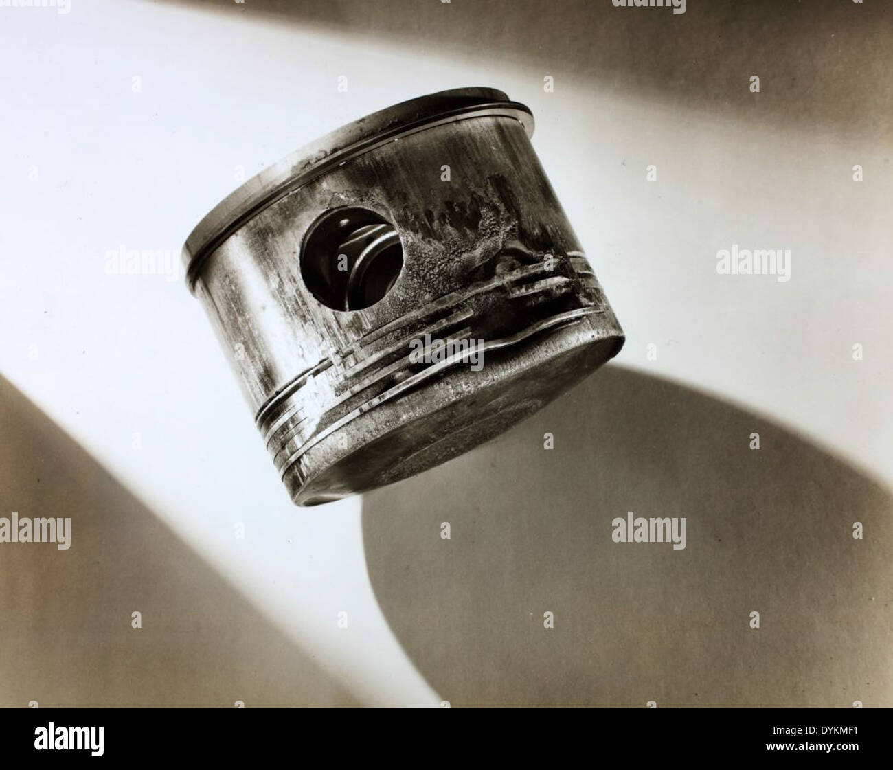 El pistón de un motor de avión después de 30 segundos de preignition knock  Fotografía de stock - Alamy