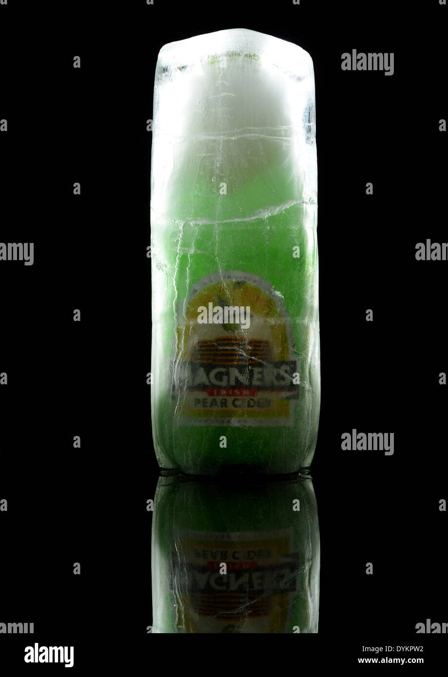 Una botella de sidra Magners pear congelados en el hielo Foto de stock