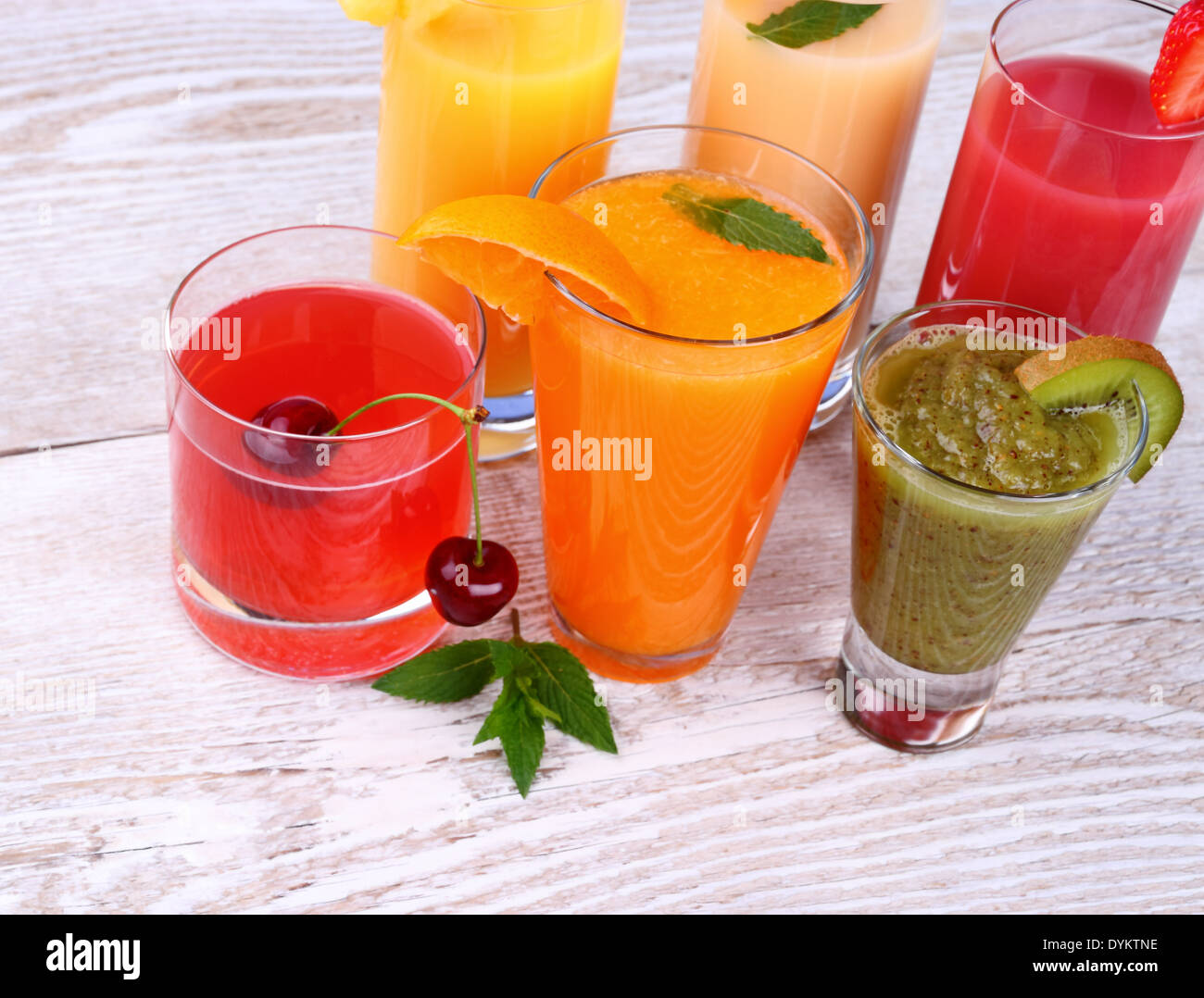 Fruity bebidas jugo de cereza, fresa, mandarina, kiwi Foto de stock