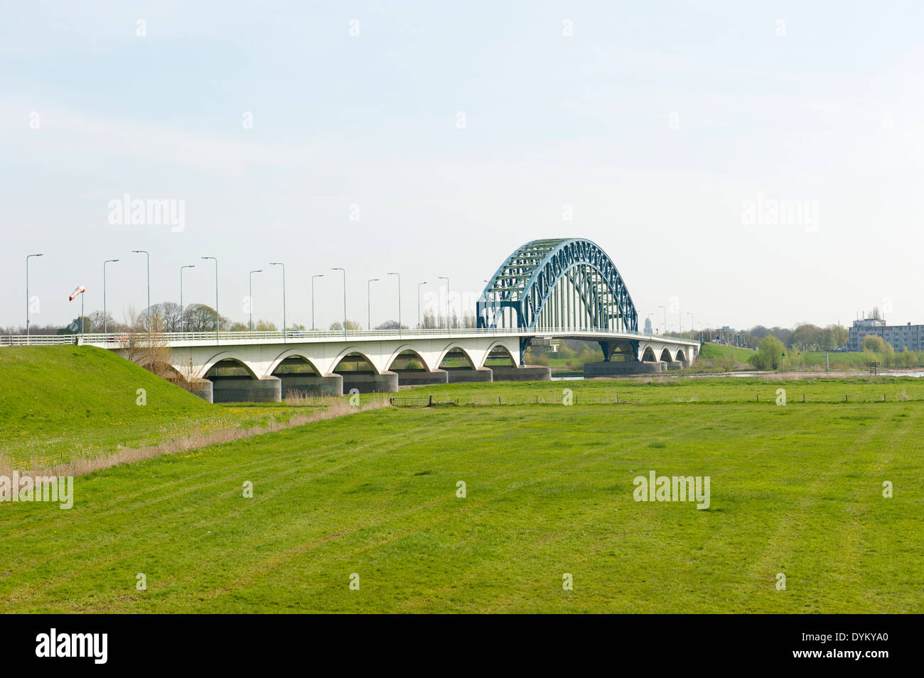 Puente de la autopista holandesa con postes de hormigón y acero arco cruzando el río IJssel, cerca de la ciudad de Zwolle, Holanda Foto de stock