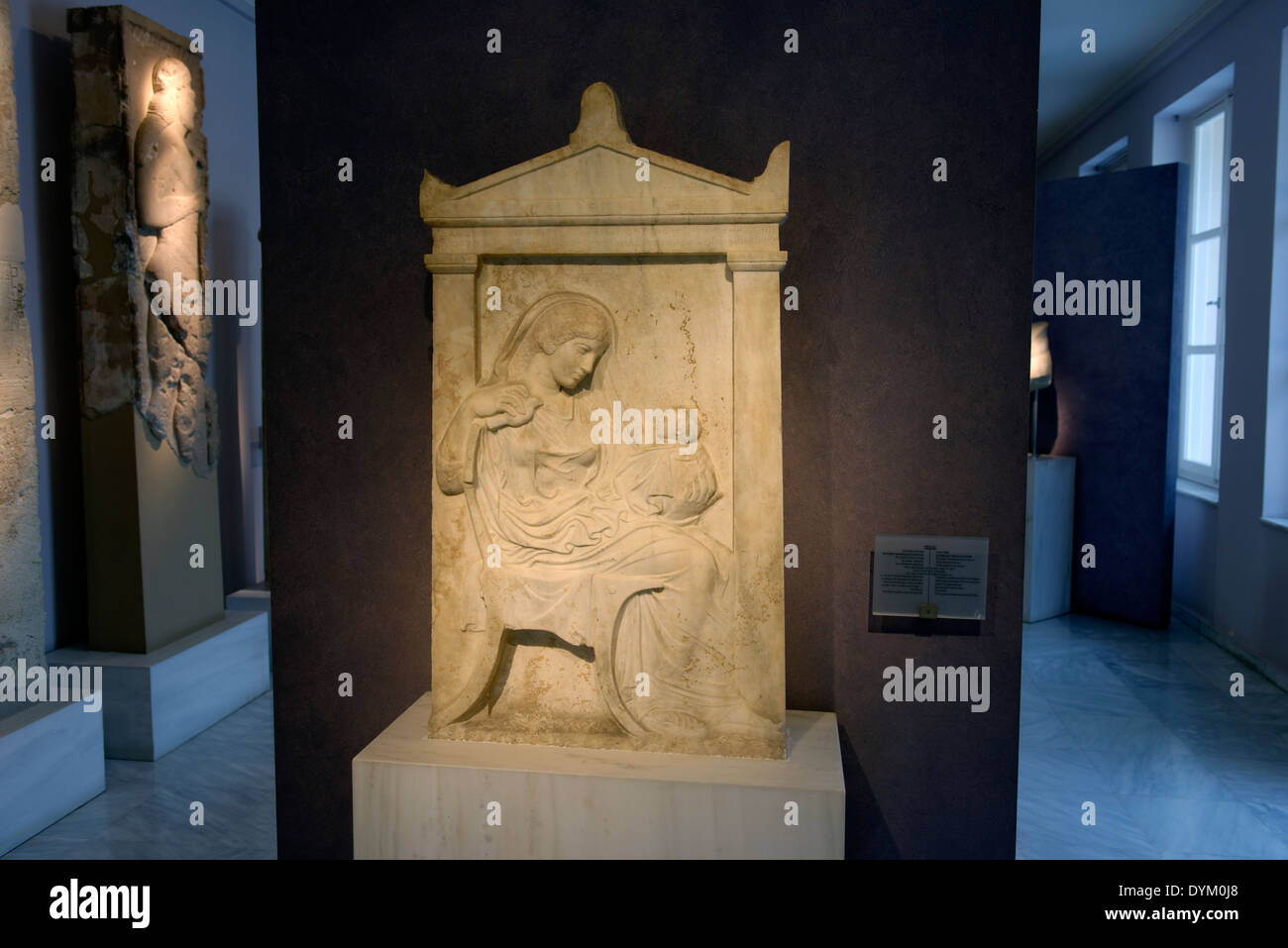 Descarga grave Ampharete sosteniendo su bebé nieto 430-420 A.C. Kerameikos museum Atenas Grecia en el epistyle Foto de stock