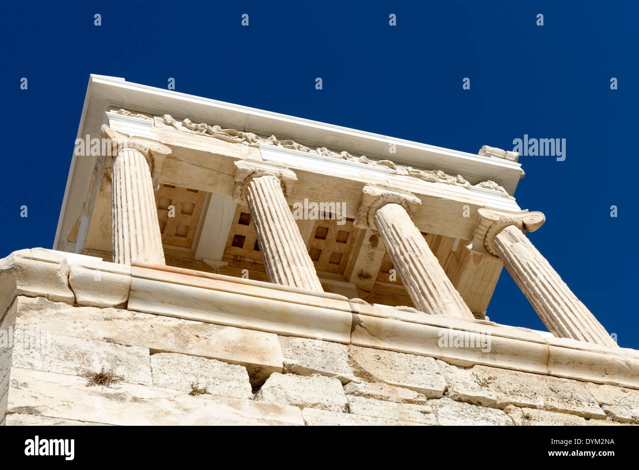 La restauración del templo de estilo jónico Atenea Niké (Victoria Alada) a  la Acrópolis Atenas Grecia diseñado por el arquitecto griego Fotografía de  stock - Alamy