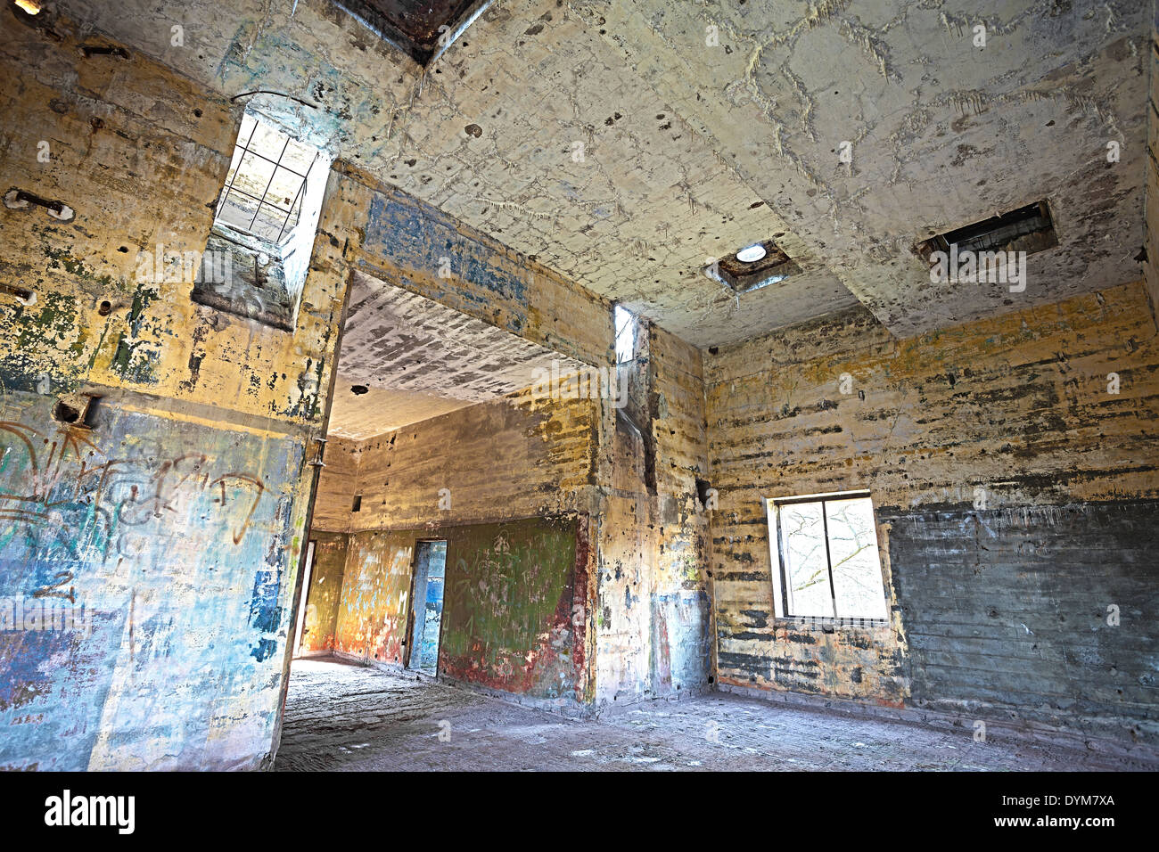 Antiguo edificio abandonado interior, procesamiento hdr. Foto de stock