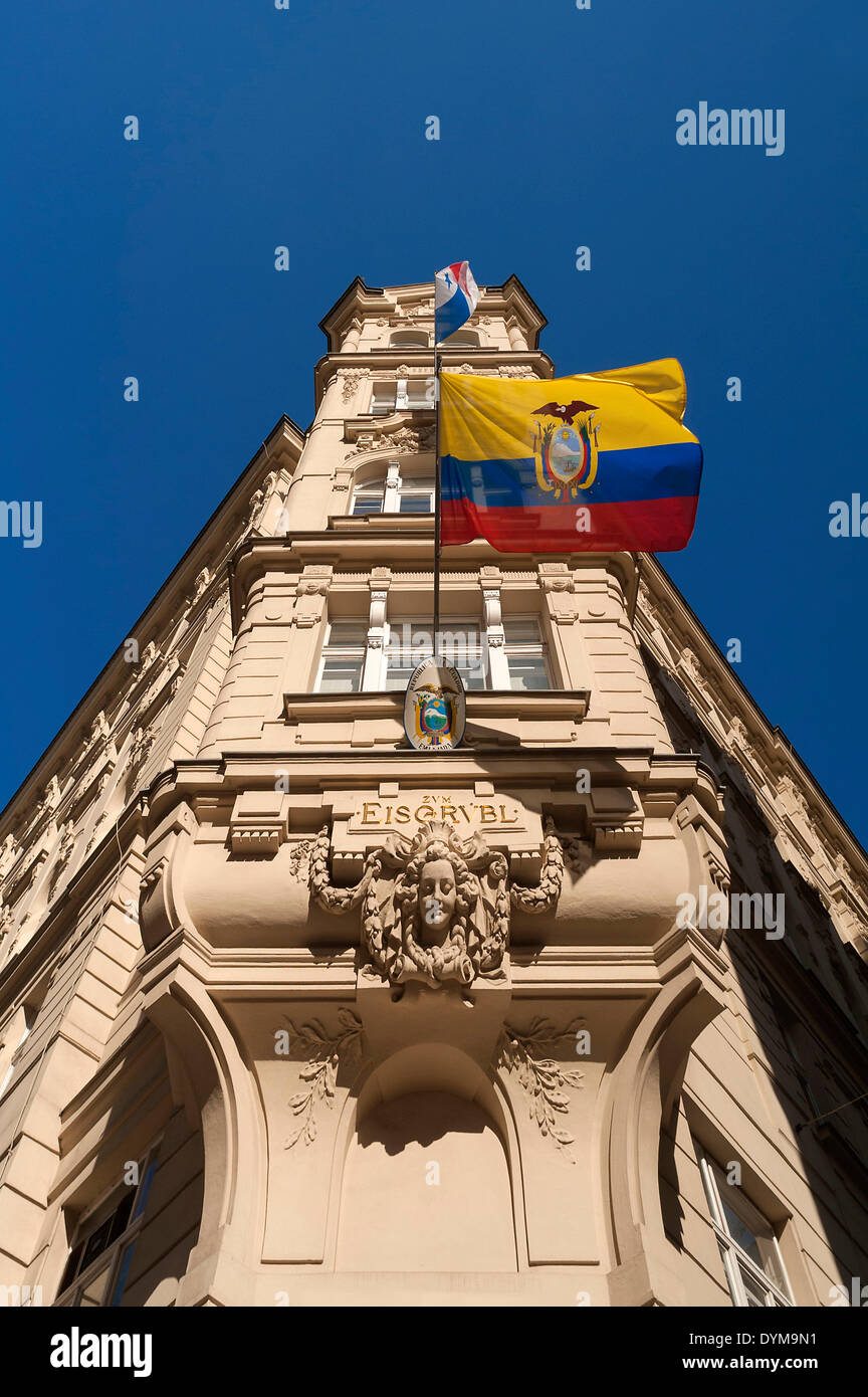 Antiguo edificio "Zum Eisgrübl', del siglo XIX, ahora la Embajada de la República del Ecuador, con la bandera nacional, Viena Foto de stock