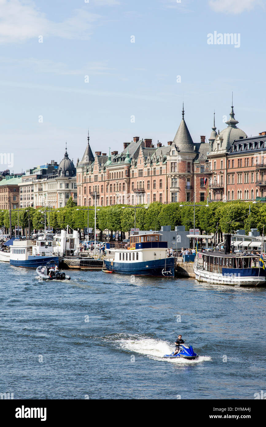 Boulevard Strandvägen, prestigiosos edificios residenciales y comerciales, Östermalm, Estocolmo, Estocolmo condado o Stockholms Foto de stock