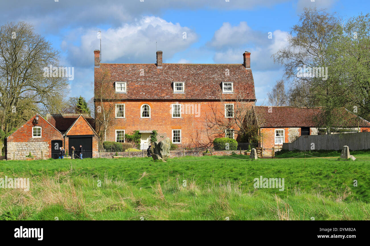 Casa solariega inglesa en la zona rural de Wiltshire con pradera delante Foto de stock