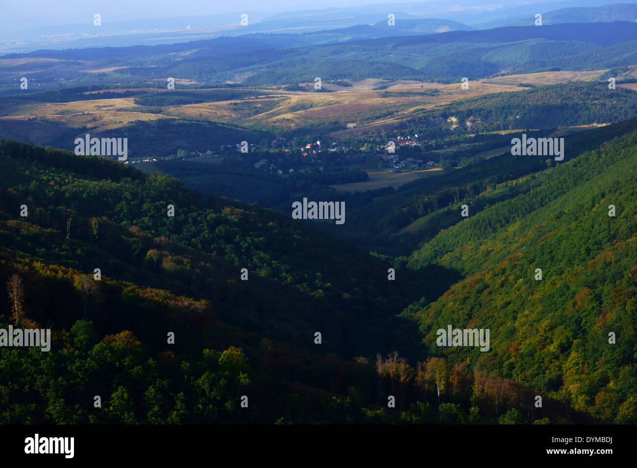 Las colinas cubiertas de bosque en el Parque Nacional Bükki Nemzeti vistas campo N, Hungría Foto de stock