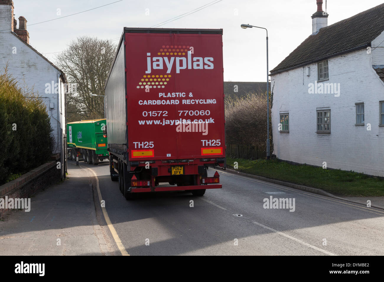 (Vhg) el tráfico de vehículos pesados de mercancías que pasen cerca de una casa en la pequeña aldea de Rempstone, Nottinghamshire, Inglaterra, Reino Unido. Foto de stock