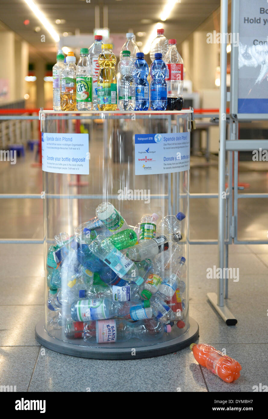 Bolsa de plástico sellable con líquidos y geles en el equipaje de mano  Fotografía de stock - Alamy