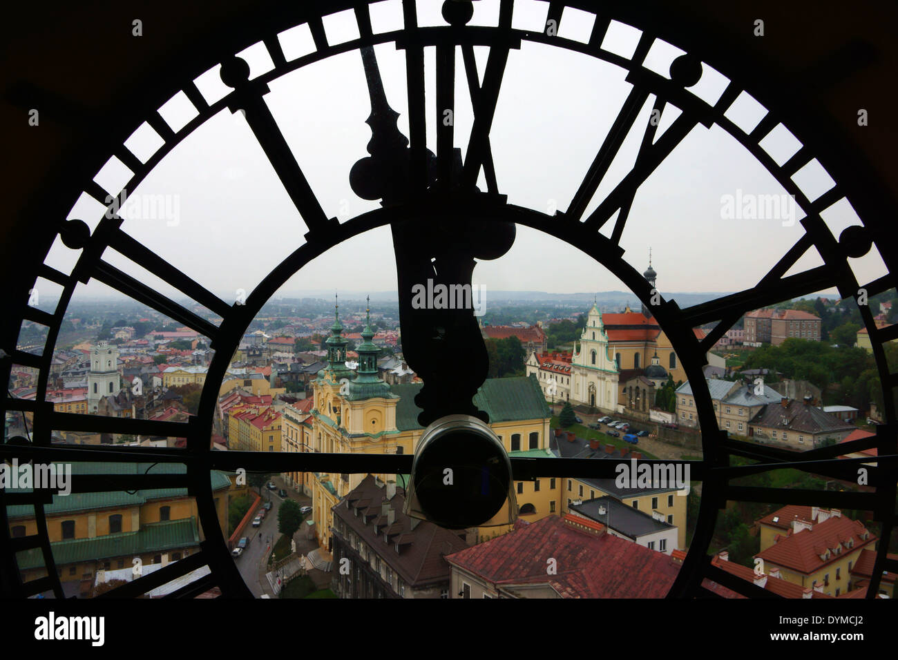 Ciudad vieja de Przemysl visto desde la torre de la iglesia franciscana, Polonia Foto de stock