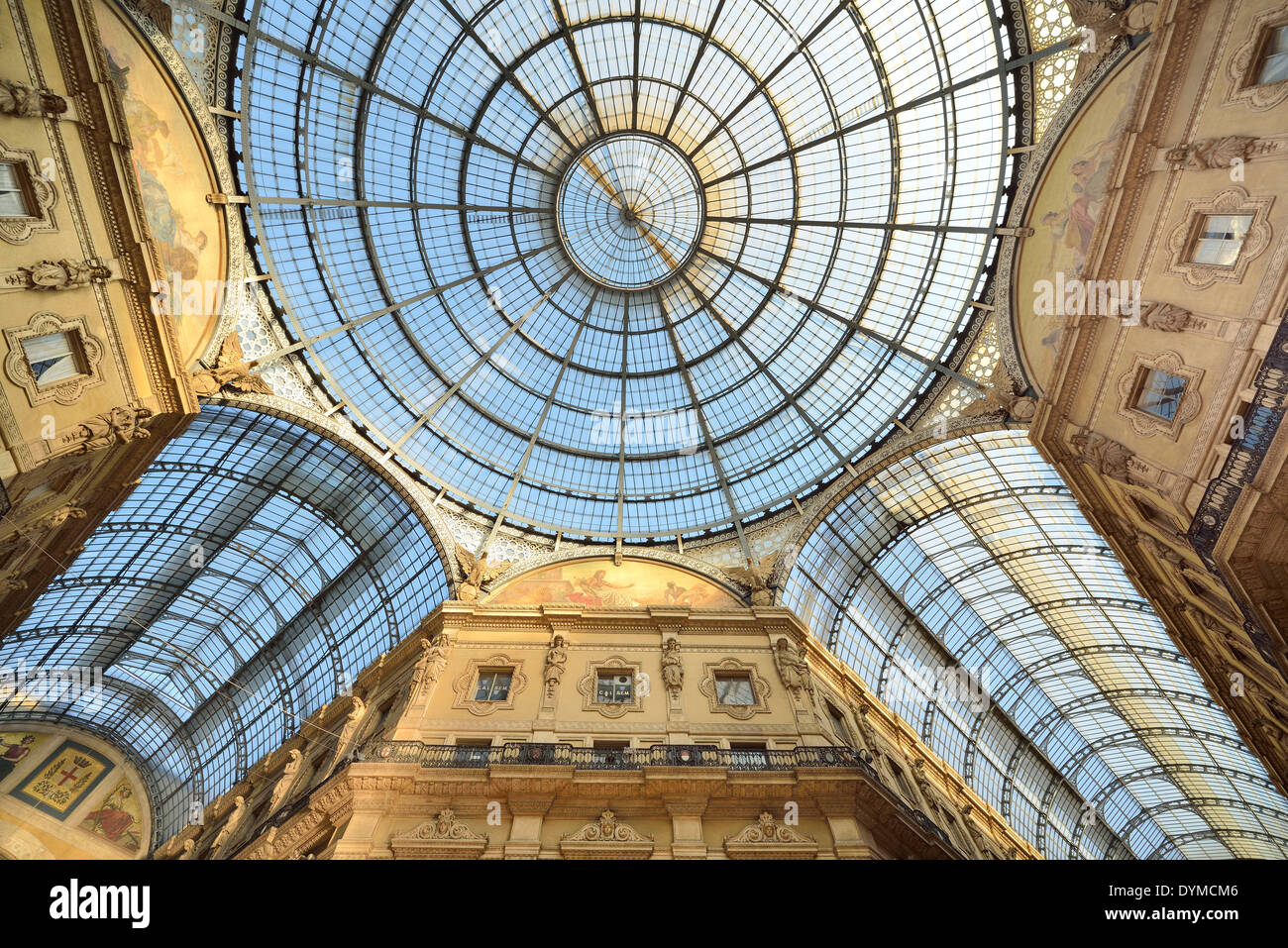 Cúpula de vidrio que Oktagon lujo pasaje comercial galería techada Galleria Vittorio Emanuele II a la hora azul Milan Foto de stock