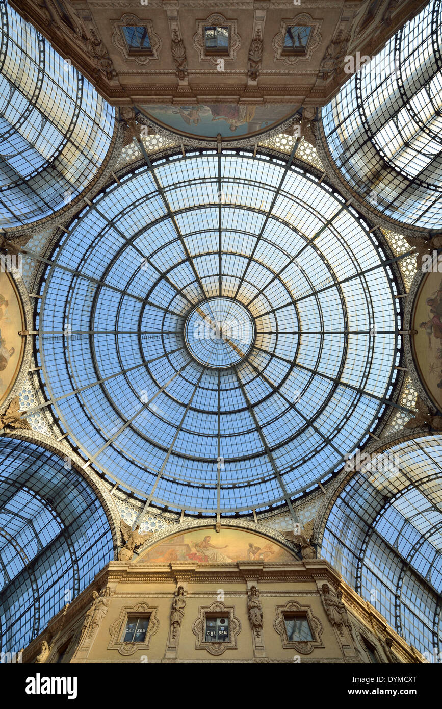 Cúpula de vidrio que Oktagon lujo pasaje comercial galería techada Galleria Vittorio Emanuele II a la hora azul Milan Foto de stock