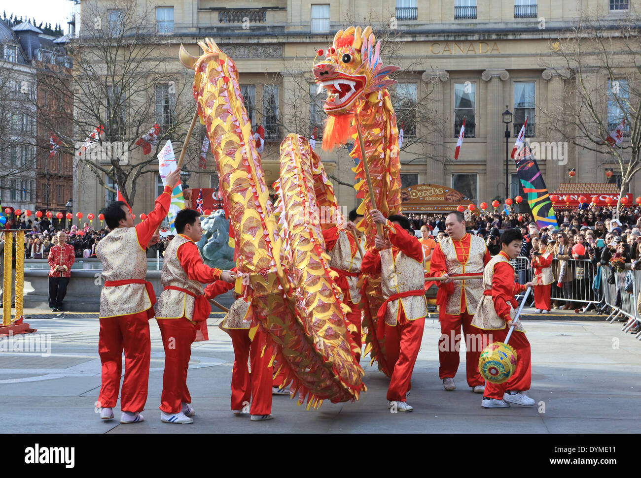 La danza del dragón para las celebraciones del Año Nuevo chino 2014, Año del Caballo, en Trafalgar Square, en el centro de Londres, Reino Unido Foto de stock