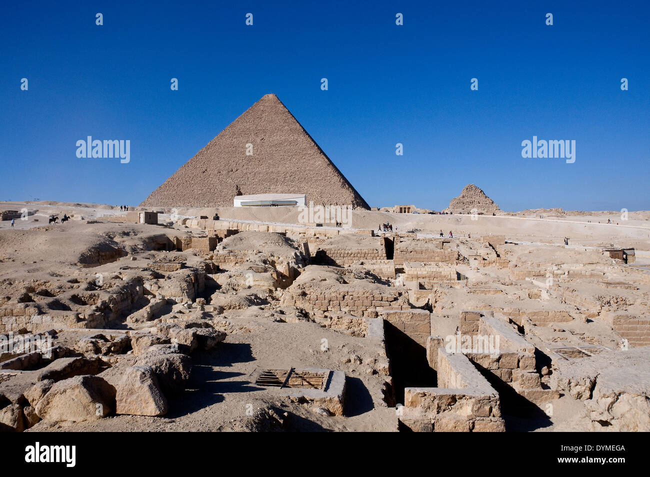 Tumbas que rodean la Gran Pirámide de Giza, de El Cairo Foto de stock
