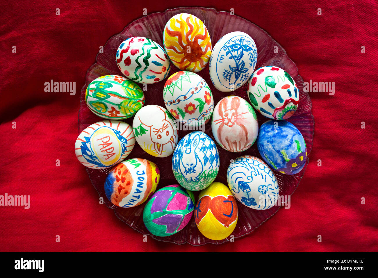 Los huevos pintados a mano con fondo rojo. Foto de stock