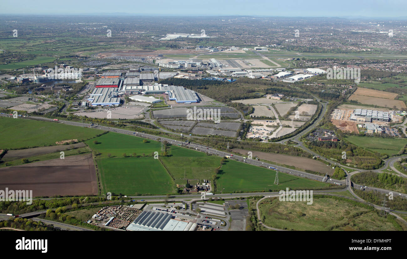 Vista aérea de una rotonda en la parte superior de la M42 (pero sin acceso directo a la autopista) mirando al oeste hacia el NEC y el aeropuerto de Birmingham Foto de stock