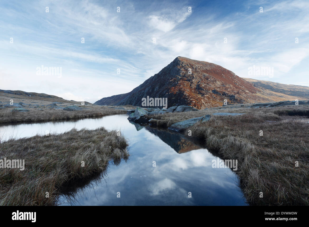 Pen yr Wen Ole se refleja en el río Idwal. El Parque Nacional de Snowdonia. País de Gales. En el Reino Unido. Foto de stock