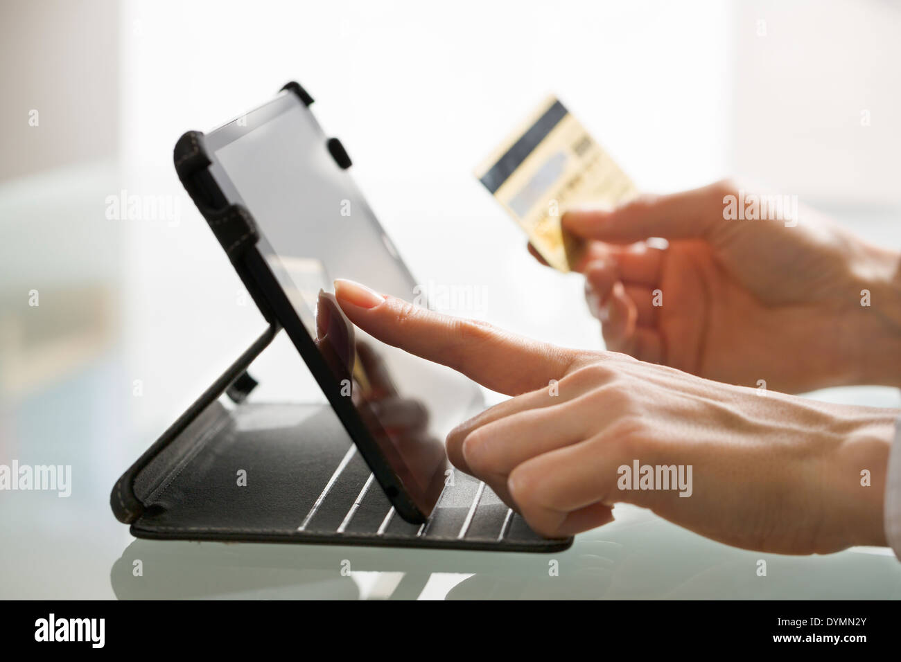 Compras Mujer con tablet pc y tarjeta de crédito Foto de stock