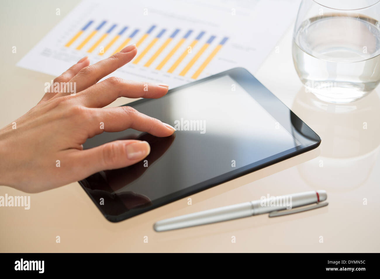 Mujer de negocios con tablet PC en la oficina Foto de stock