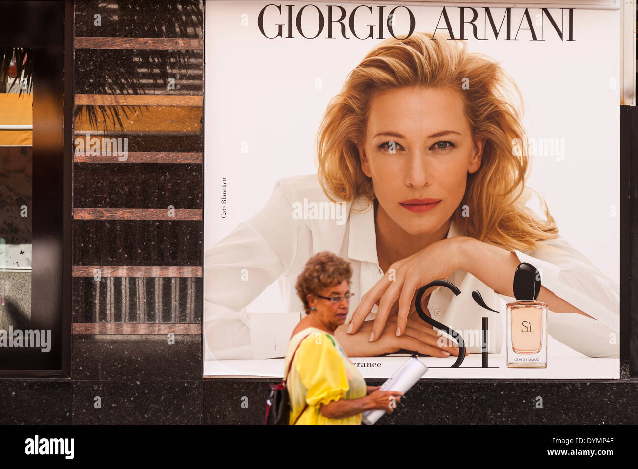 Las mujeres caminando por un perfume de Giorgio Armani anuncio en Los  Cristianos, Tenerife, Islas Canarias, España Fotografía de stock - Alamy