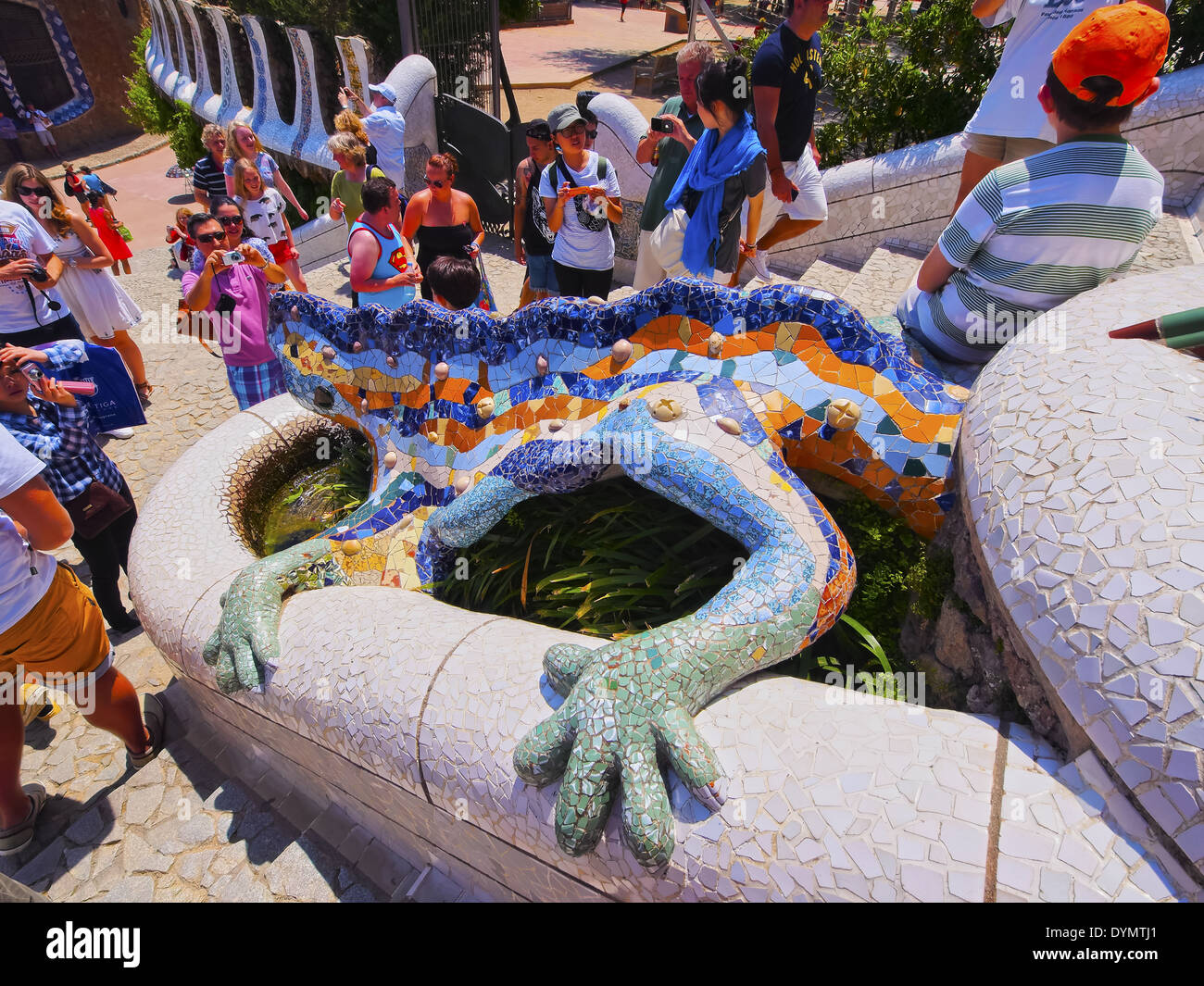 Parc Guell - famoso parque diseñado por Antoni Gaudí en Barcelona ...