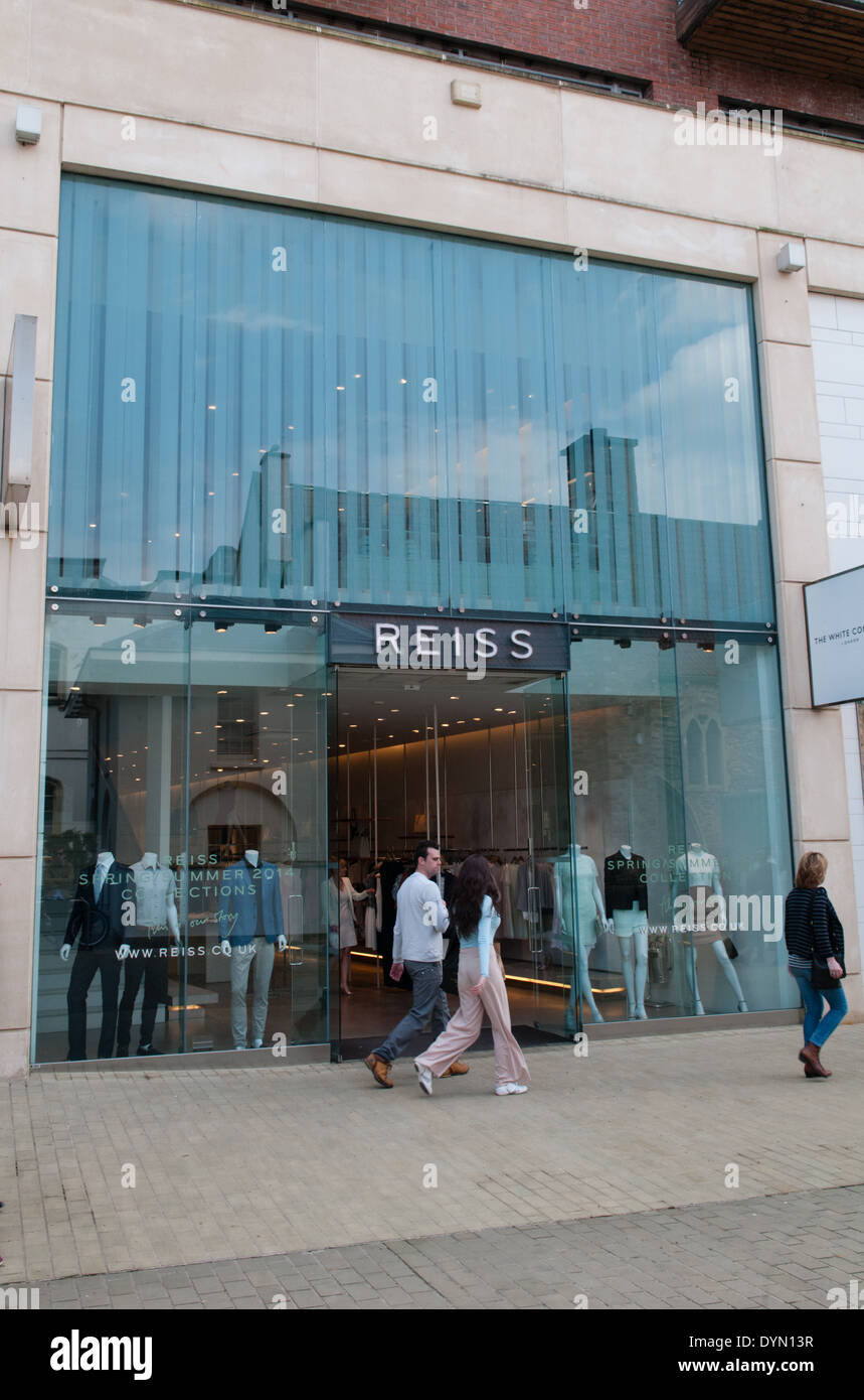 Los compradores camina más allá de la parte delantera de la tienda de moda de alta gama Reiss en Cabot Circus, Bristol Foto de stock