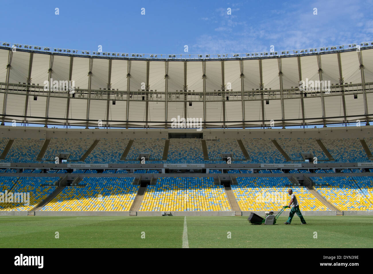 Un groundsman prepara el lanzamiento en el estadio Maracaná de Río de Janeiro, Brasil, el ensayo de fútbol de la Final de la Copa Mundial de la FIFA 2014. Foto de stock