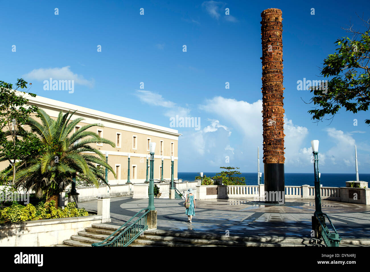 Mujer caminando por el tótem, Plaza V Centenario (Plaza del Quinto