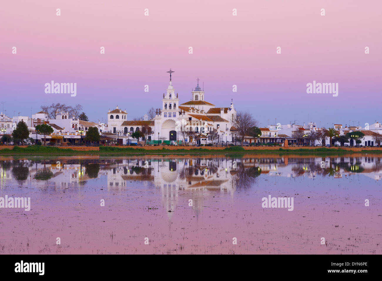 Aldea de El Rocío y ermita al atardecer Almonte El Rocío El Rocío MARISMAS DE DOÑANA Doñana